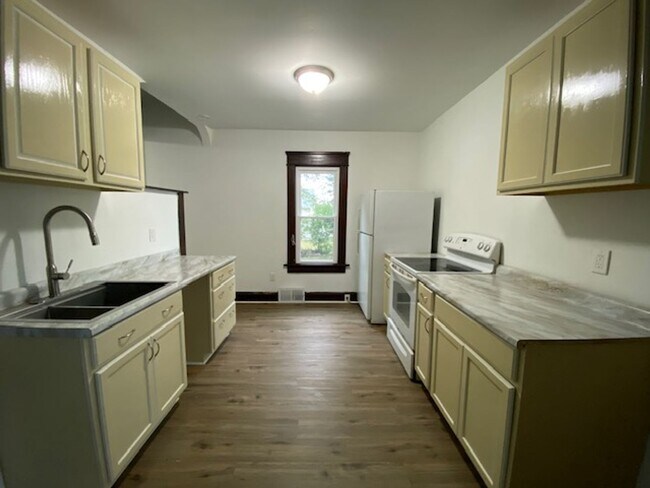 Building Photo - Cozy 2-Bed Single-Family in East Akron — P...