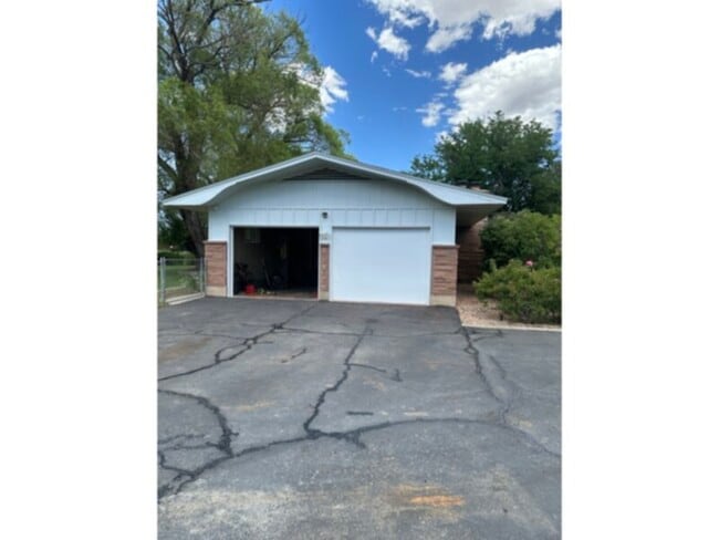 Building Photo - CUTE 3 BED, 2 BATH HOUSE Spacious inside a...