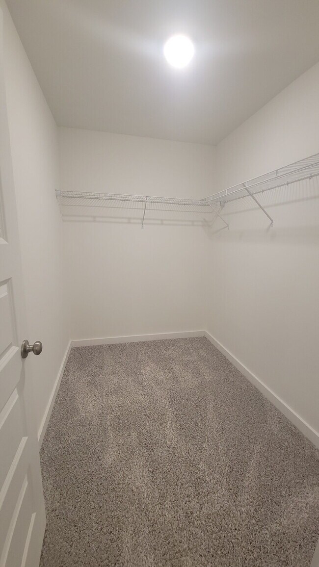 Building Photo - 7580 Discovery Pt Dr NW