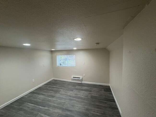 Building Photo - 929 Pecks Dr