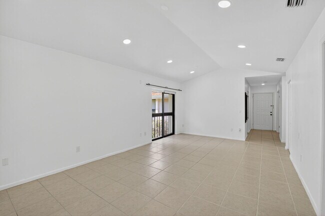 Building Photo - 5151 W Club Cir