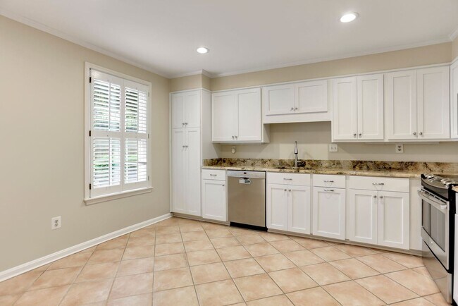 Building Photo - 2 Bed 2 Bath - Bethesda Condo - Large Outd...