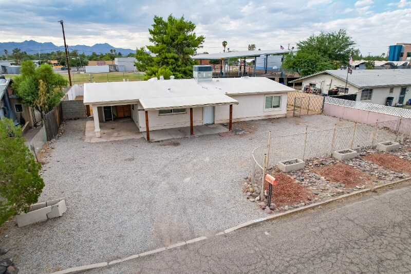 Building Photo - 3233 N El Tovar Ave