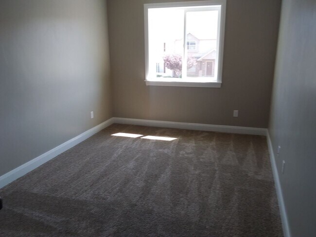 Building Photo - Newer town home living in the heart of Cedar City!