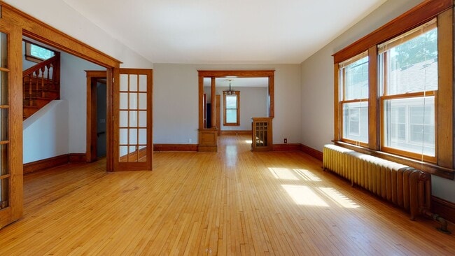 Primary Photo - Affordable 5-Bedroom House - Close to U of...