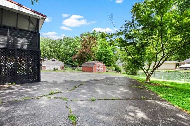 Building Photo - Pet Friendly Four Bedroom with Basement!