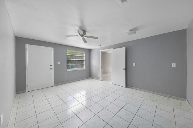 Building Photo - 2348 SW 138th Pl