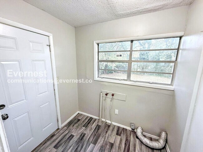 Building Photo - 2 Bed, 1 Bath with Laundry Hookups / Pet-F...