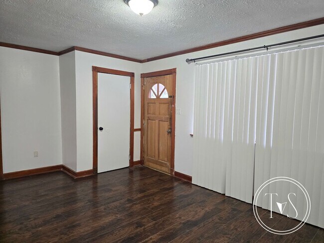 Building Photo - Charming 3-bedrooms/1-bath home in LaRoche Park