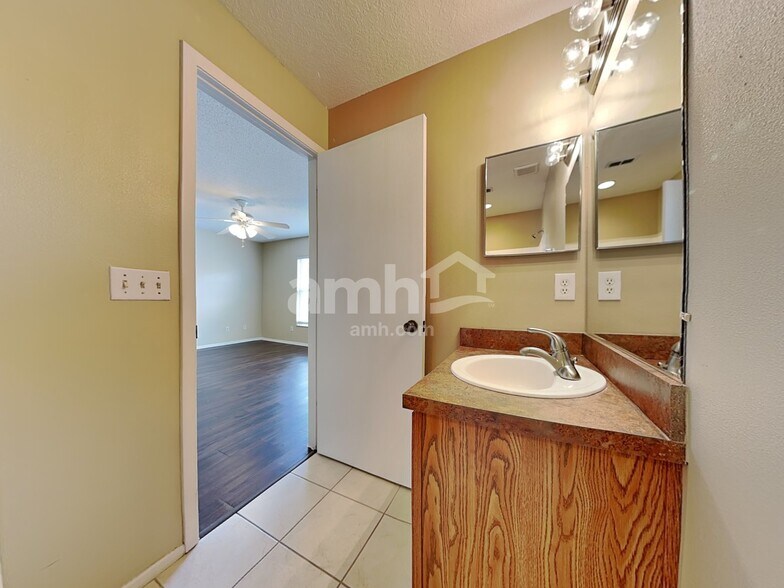 Building Photo - 3025 Holland Dr