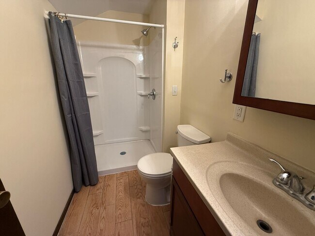 Building Photo - Spacious 3 bedroom home with a large Yard. Come see for yourself!