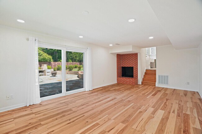 Building Photo - 6607 Lone Oak Dr