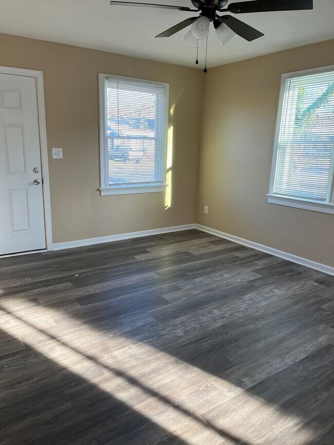 Building Photo - 3 bedroom/2 bath unit in Williamsburg