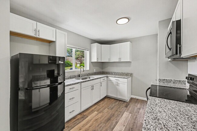 Building Photo - Renovated 3 Bed 2 Bath Home