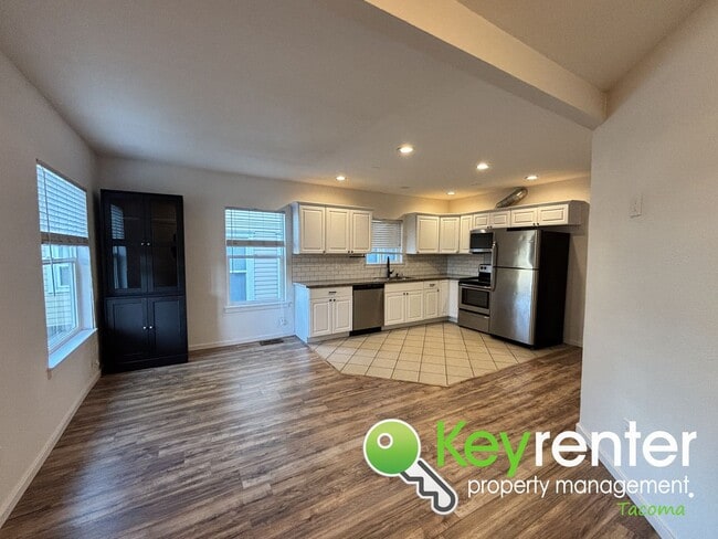 Building Photo - 50% Off First Month Rent - Modern 3-Bedroo...