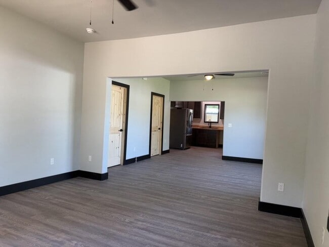 Building Photo - 618 E Gentry Ave
