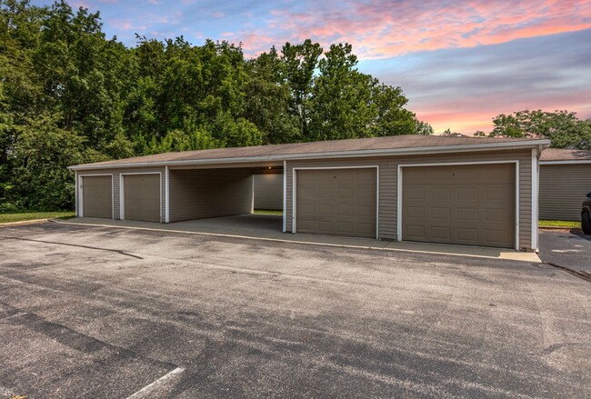 Building Photo - Conveniently Located on 32 in Crawfordsville******Large 2 Bedroom******Comfortable Living