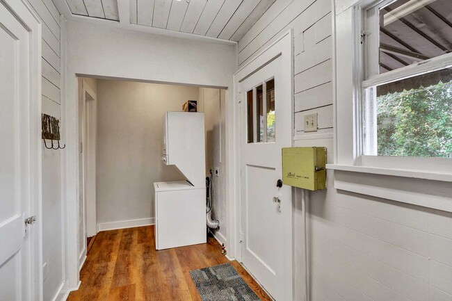 Building Photo - Charming 3 Bedroom Home in Historic District