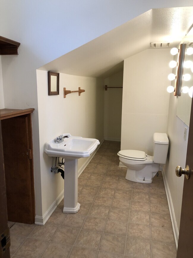 Building Photo - Spacious 2 BED/2 Bath -Off Street Parking!!