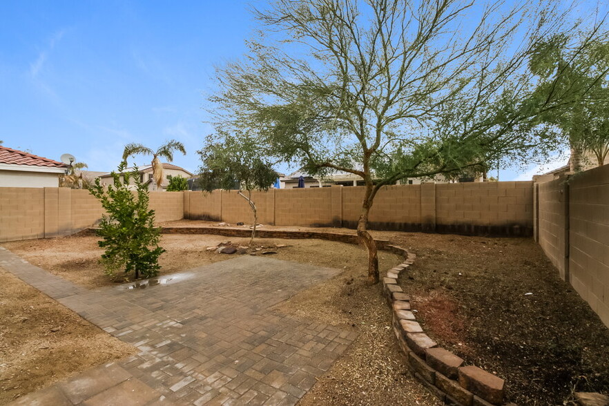 Building Photo - 2466 E Hazeltine Way