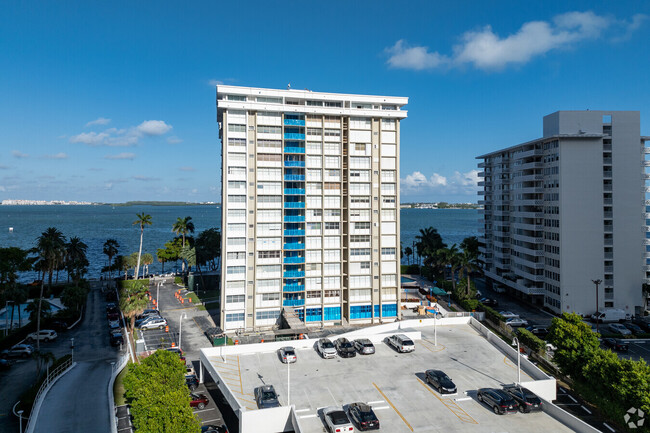 Building Photo - 1420 Brickell Bay Dr