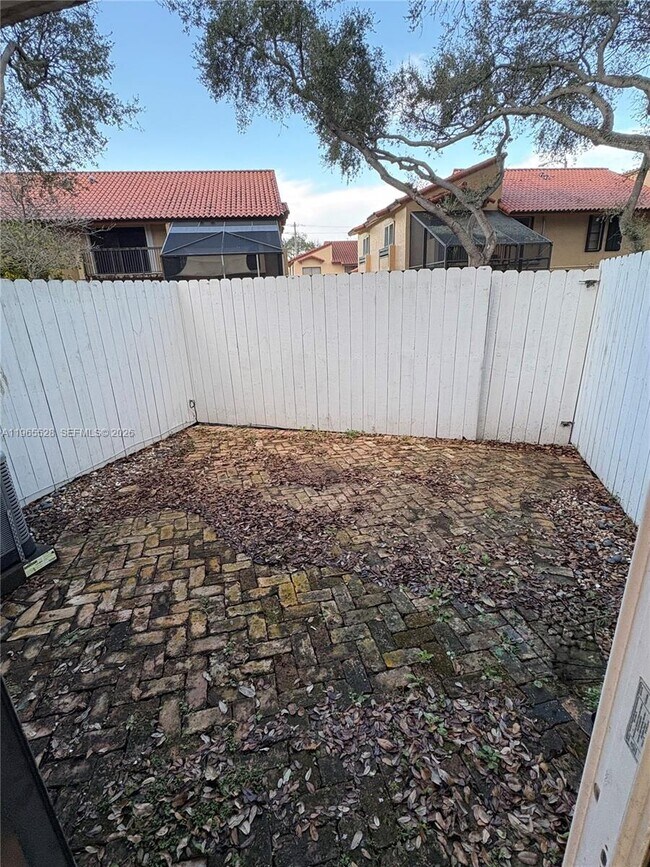 Building Photo - 10095 SW 77th Ct