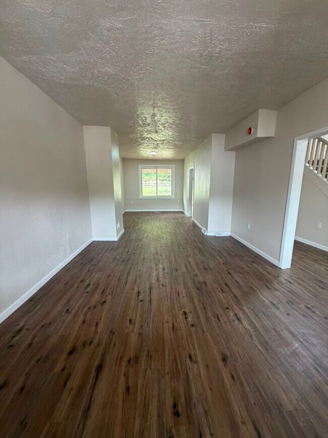 Building Photo - Spacious 5BR 2BA home in Wilmerding