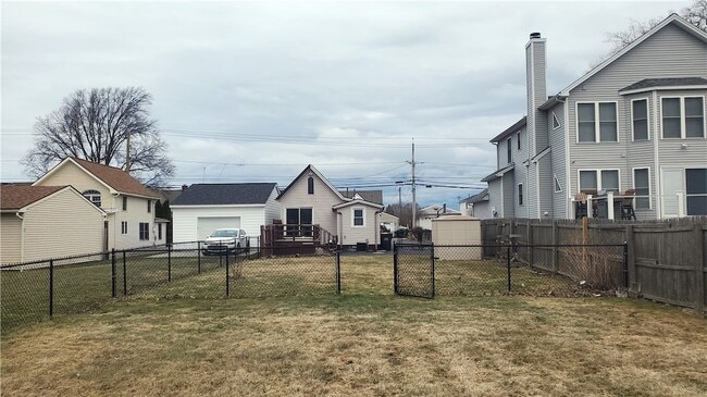 Building Photo - 2331 Edgemere Dr