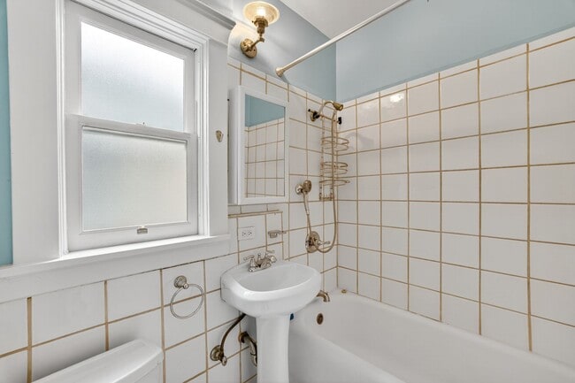 Building Photo - Charming Sunset Home with Hardwood Floors ...