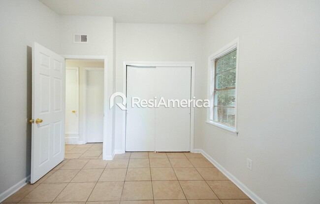 Building Photo - Renovated 3/2 in Great Location!
