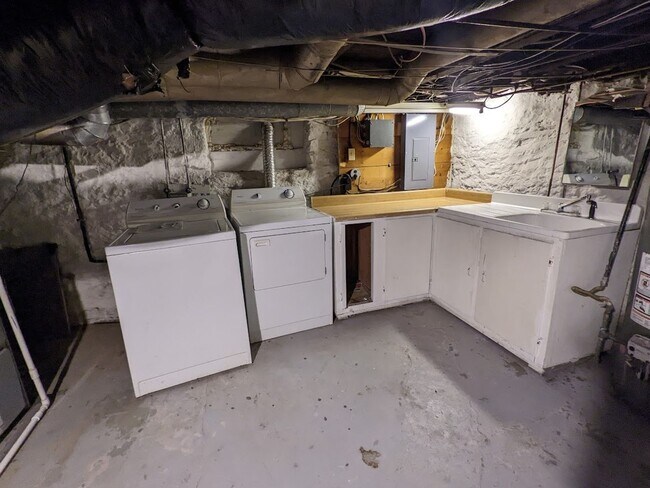 Building Photo - 546 E Jenkins Ave