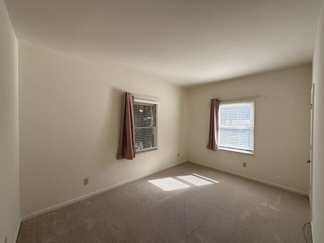 Building Photo - King John Condos