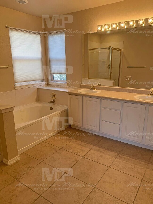 Building Photo - 714 Bentley Pl