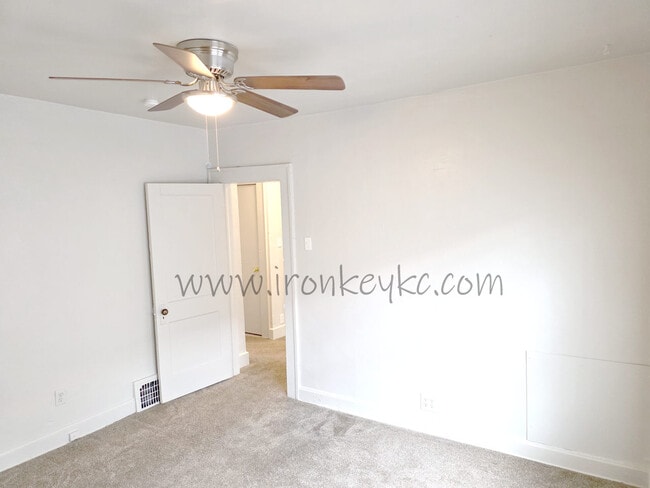 Building Photo - 2100 E 58th St