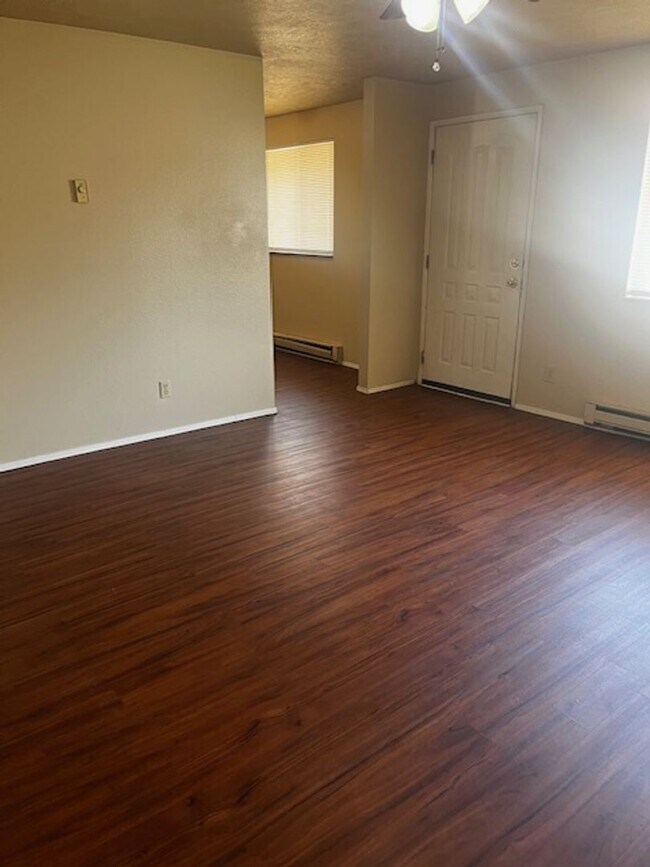 Building Photo - MP149 - 1014-1016 E Crown Ave