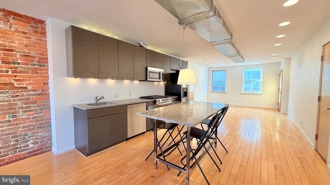 Building Photo - 136 N 3rd St