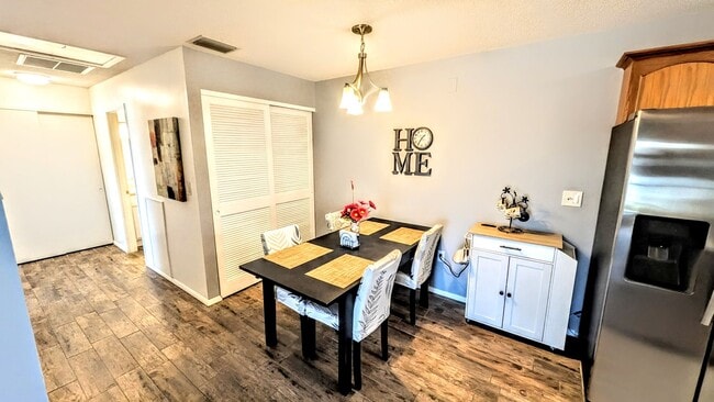 Building Photo - Annual furnished/Seasonal/short term 2 bedroom 1 1/2 bath top floor, renovated condo near Siesta ...