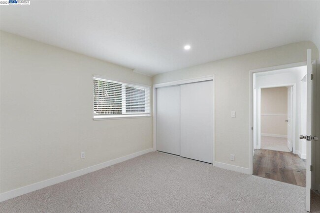 Building Photo - 5478 Vicente Way