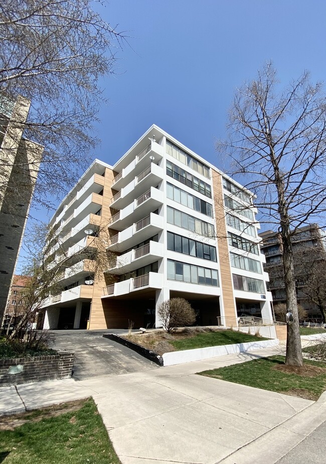 Primary Photo - 930 North Blvd