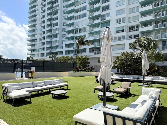 Building Photo - 400 South Pointe Dr