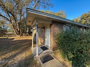 Building Photo - Well maintained 2 bedroom 1 bath duplex ~ lawn care, pest control & trash included!