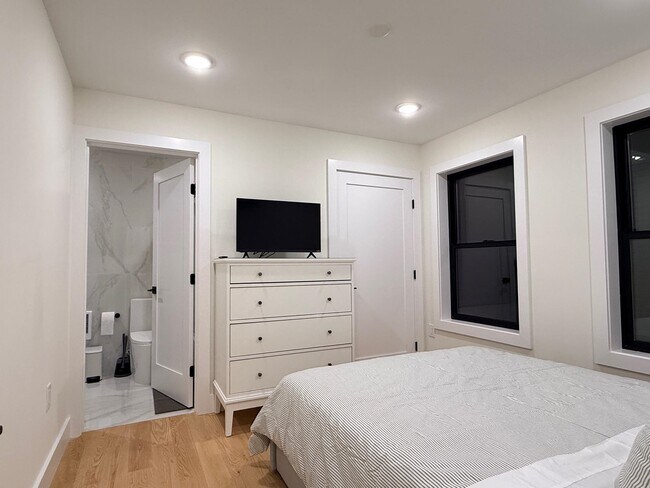 Building Photo - 27 Graham St