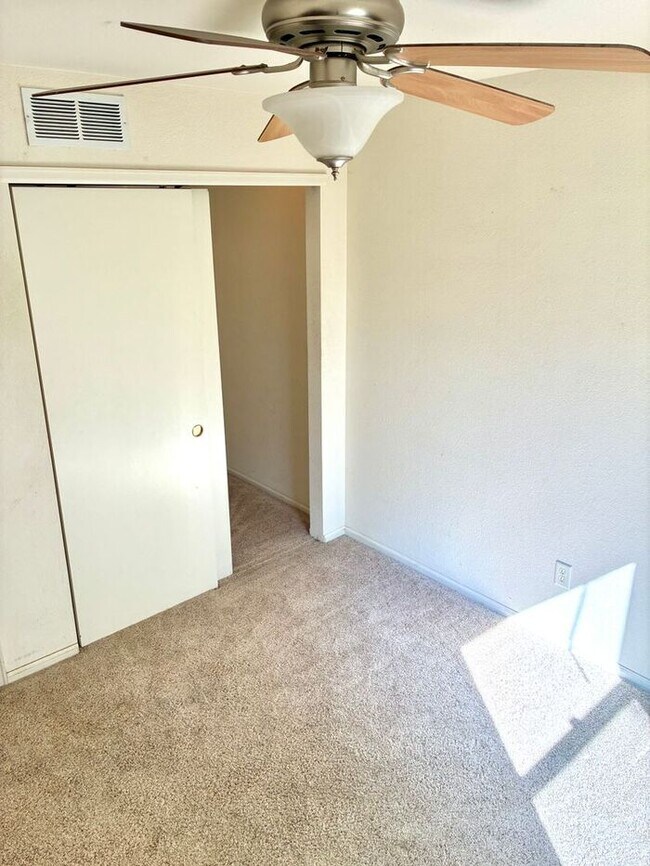 Building Photo - 3 Bedroom, 2.5 Bath Townhome with 2 Car At...