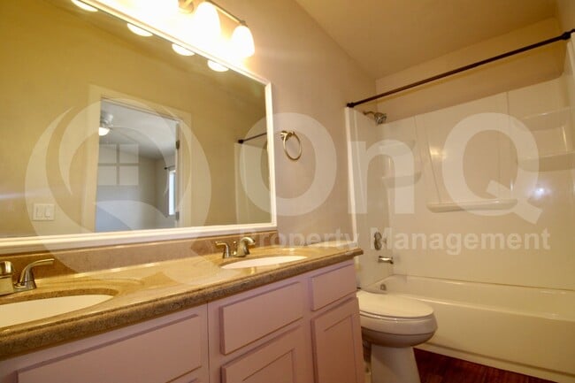 Building Photo - 4043 E Deseret Dr