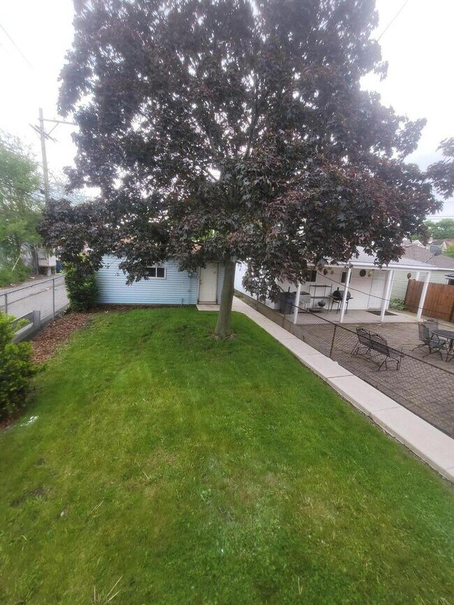 Building Photo - 2343 N Lawndale Ave