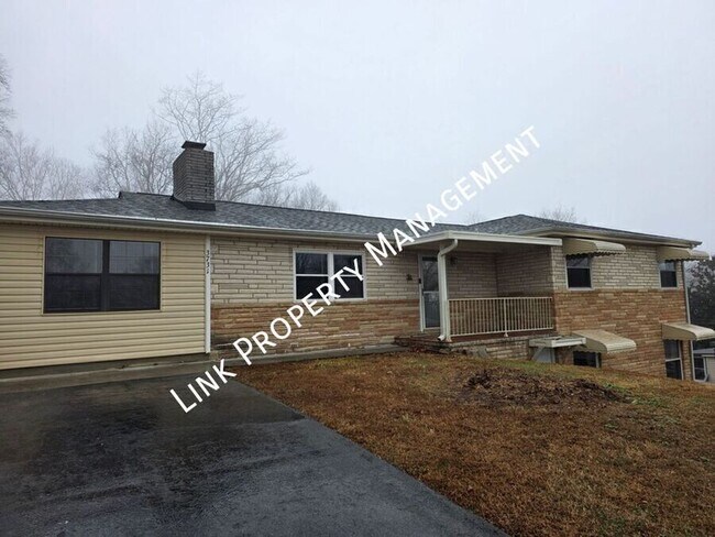 Building Photo - 3731 Knollwood Dr