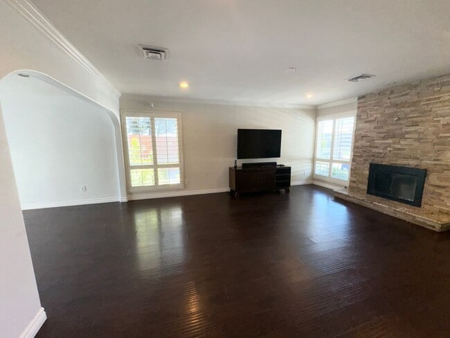 Building Photo - Beautifully Updated 3 Bedroom, 2 bath Rola...