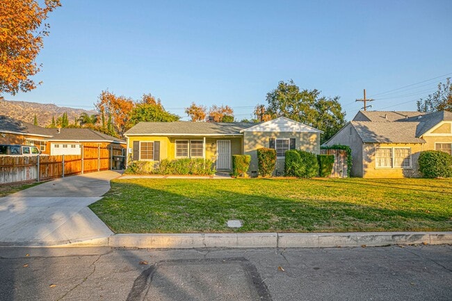 Building Photo - 2206 N Orchard Dr