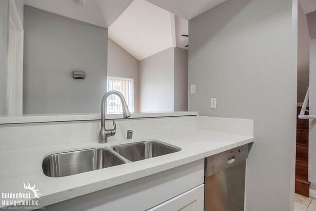 Building Photo - Charming 2Bdm 2Ba Condo in The Venetian Community of La Jolla