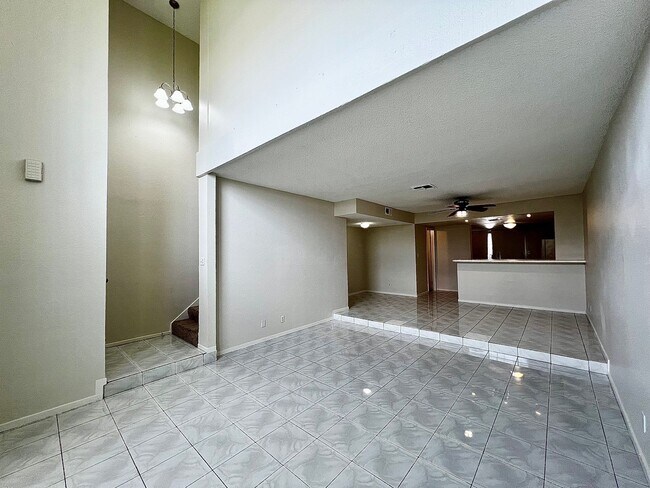 Building Photo - TWO BEDROOM TOWNHOME WITH VAULTED CEILING AND GRAND FRONT WINDOWS
